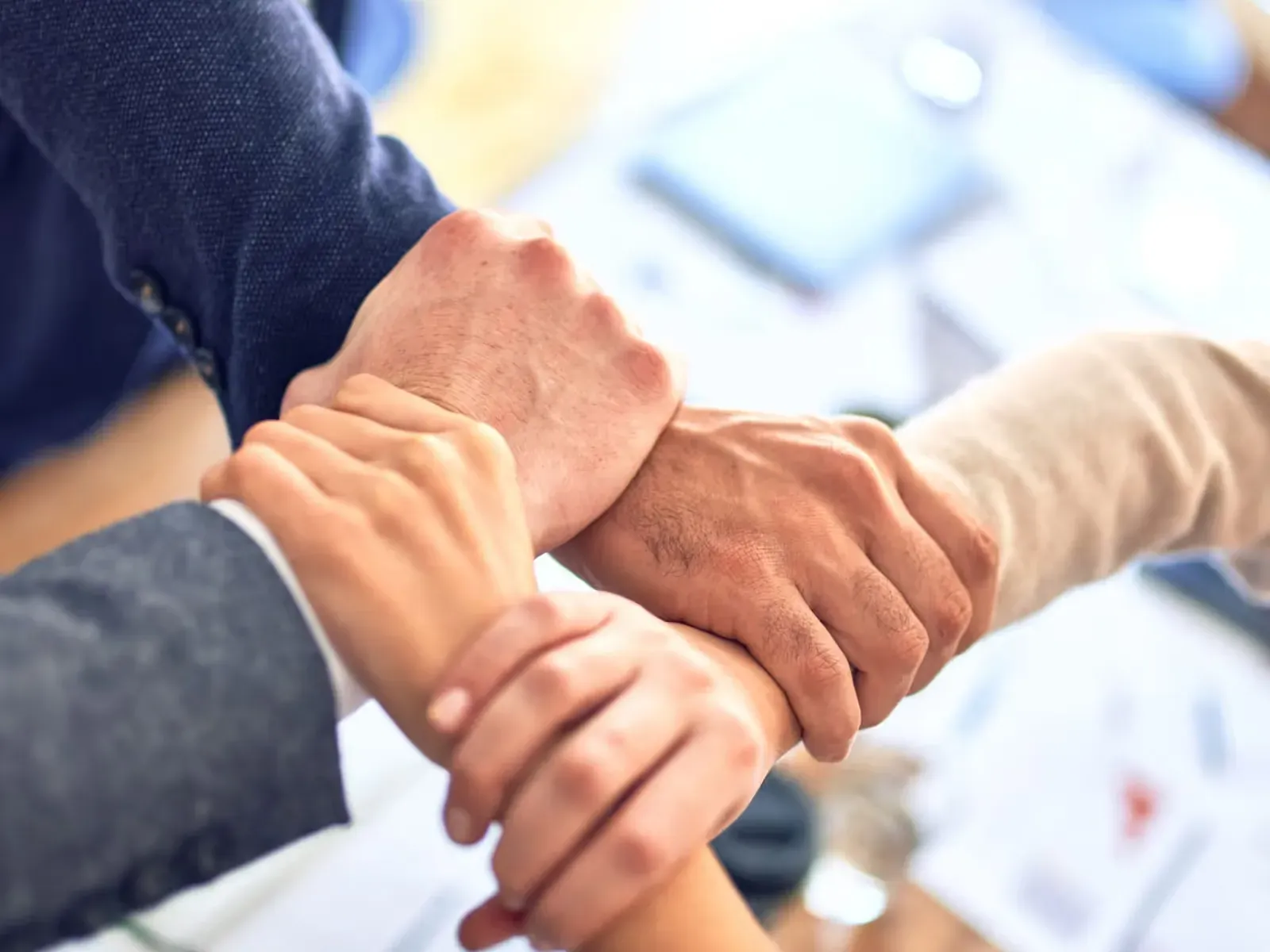 Mains réunies en signe de cohésion d'équipe